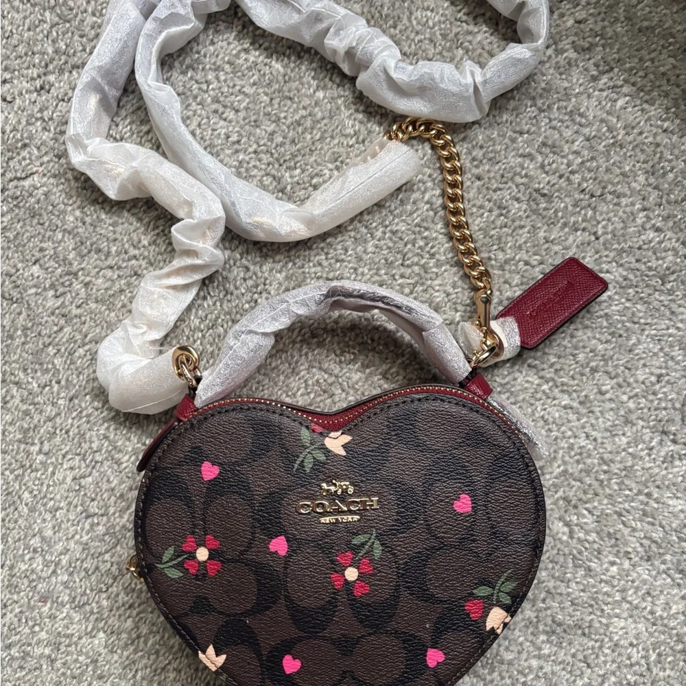 !!SOLD!!Coach Heart-Shaped Mini Bag Signature Canvas - Picture 2 of 5